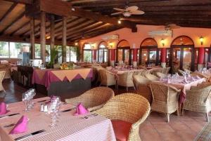 restauracja ze stołami i krzesłami z różowymi serwetkami w obiekcie SEA VIEW Holiday Home in Marbella Resort w Marbelli