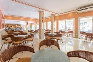 Restauracja lub miejsce do jedzenia w obiekcie SEA VIEW Holiday Home in Marbella Resort
