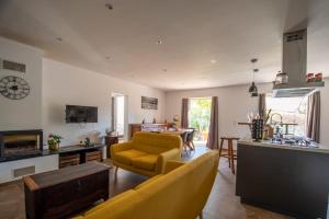 TV a/nebo společenská místnost v ubytování Villa Anastasia + 24 fotografií