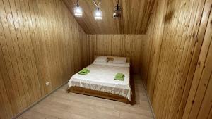 Habitación pequeña con 1 cama en una cabaña de madera en Orman Ski, en Shchuchinskiy