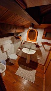 een badkamer met een wastafel en een toilet bij Casa vacanze La Posada in Partanna