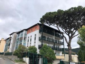 a white building with a tree in front of it at Havre de Paix, parking, wifi, draps et servilletes, tout inclus in Urrugne