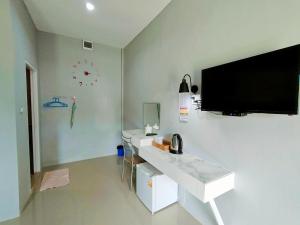 TV a/nebo společenská místnost v ubytování บ้านไม้หอมบูติค สวนผึ้ง