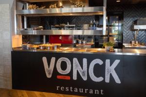 un panneau pour un restaurant vancouver sur un comptoir dans l'établissement Paping Hotel & Spa - Rest Vonck by Flow, à Ommen