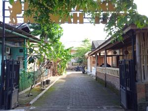 a cobblestone street in an alley between buildings at Backpacker Kawah Ijen in Banyuwangi