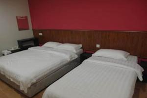 سرير أو أسرّة في غرفة في Super OYO 90579 U Inn