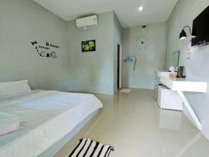 Postel nebo postele na pokoji v ubytování บ้านไม้หอมบูติค สวนผึ้ง