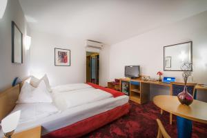 A bed or beds in a room at Hotel Boltzmann