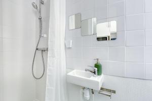 Zdjęcie z galerii obiektu Appartement cosy chaleureux Proche Paris - Defense w mieście Suresnes