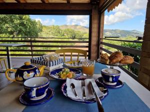 un tavolo con colazione a base di tè e croissant di B&B Artemide ad Agropoli