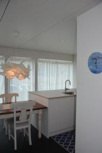 Fotografie z fotogalerie ubytování Leben im Hafen am idyllischen Murtensee v destinaci Guévaux