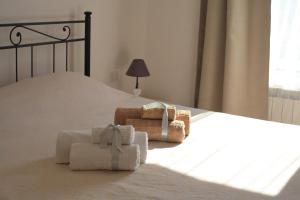 um quarto com uma cama com toalhas em La Casa del Sole em Corvara