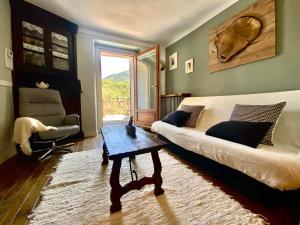 ein Schlafzimmer mit einem Bett, einem Tisch und einem Stuhl in der Unterkunft CASA SENERA in Santa Cruz de la Serós