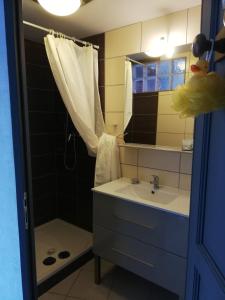La salle de bains est pourvue d'un lavabo et d'une douche. dans l'établissement l'antre du Sorcier (inspiré du monde Harry Potter), à Stosswihr