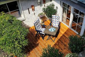 an overhead view of a wooden deck with a table and chairs at Haus Tina in Mölln