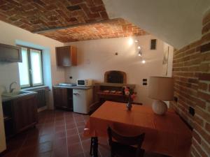 Kuchyň nebo kuchyňský kout v ubytování Cascina Flino - Tra le vigne - Appartamento 2