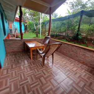 a screened in porch with a table and a chair at Hotel Gitana Corcovado, y Tour operador in Drake