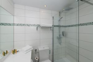 y baño blanco con ducha y aseo. en Hotel Boltzmann, en Viena 37 fotos más