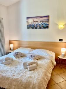sypialnia z dużym łóżkiem z 2 poduszkami w obiekcie Villa Seashell w Lignano Sabbiadoro