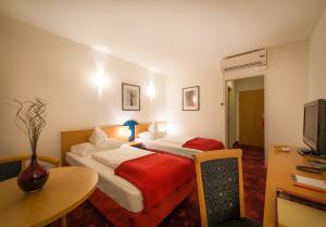 A bed or beds in a room at Hotel Boltzmann