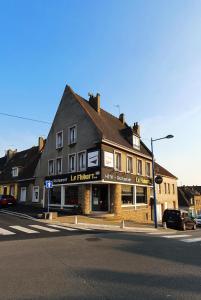 un bâtiment au coin d'une rue dans l'établissement Le Flobart, à Le Portel