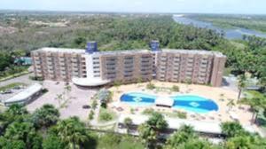 GRAN LENÇÓIS FLAT - APTO PARTICULAR في باريرينهاس: اطلالة جوية على فندق مع مسبح