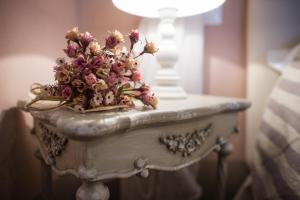 a table with a bouquet of flowers on top of it at B&B Il Biancospino in Abbadia San Salvatore