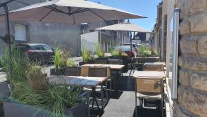 un restaurant en plein air avec des tables et des parasols dans une rue dans l'établissement Le Flobart, à Le Portel