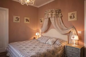 a bedroom with a bed and a chandelier at B&B Il Biancospino in Abbadia San Salvatore