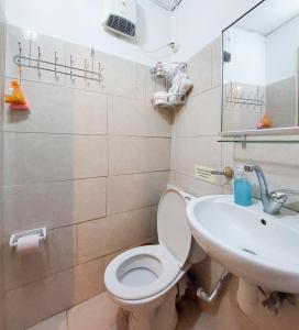 une salle de bain avec toilettes et lavabo dans l'établissement Spring apartment Bahar nissim Jerusalem, à Jérusalem