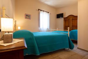 Aliano的住宿－Il Paesaggio Lunare，一间卧室配有一张带绿毯的床