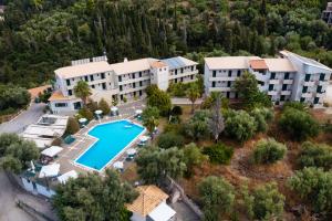 widok z powietrza na ośrodek z basenem w obiekcie Santa Marina Hotel w mieście Agios Nikitas +14 zdjęć