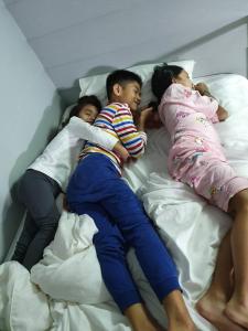 Postel nebo postele na pokoji v ubytování บ้านไม้หอมบูติค สวนผึ้ง
