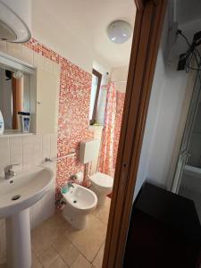 un bagno con lavandino e WC di Casa Carlucci a Specchiolla