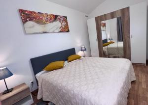 um quarto com uma grande cama branca com almofadas amarelas em Ground Floor Apartment em Praga
