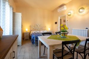 Aliano的住宿－Il Paesaggio Lunare，一间厨房和一间带一张床铺和一张桌子的用餐室