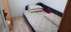 ein kleines Bett mit zwei Kissen darauf in einem Zimmer in der Unterkunft Vila Vasojević in Nova Varoš