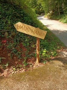 Ein Schild, auf dem steht, es sei an der Straße gehängt. in der Unterkunft Ferienhaus Hanni in Unterburg