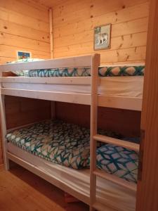 ein paar Etagenbetten in einer Hütte in der Unterkunft Ferienhaus Hanni in Unterburg