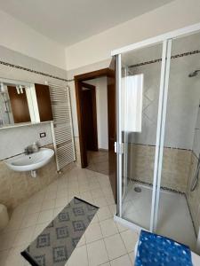 y baño con ducha y lavamanos. en Marzan 12 en Peschiera del Garda
