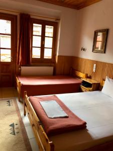 Postel nebo postele na pokoji v ubytování Apostolos Hotel