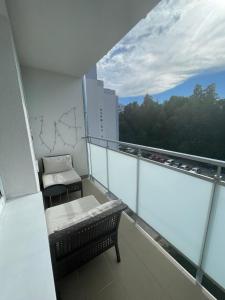 Balkón alebo terasa v ubytovaní cosy condo 5 min do plaży z balkonem Gdynia