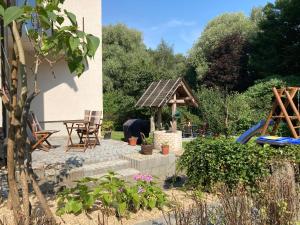 een tuin met een prieel en een speeltuin bij Ferien in Sachsen in Bischofswerda