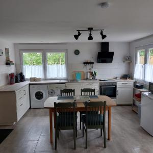 HalbemondにあるVilla Carmenのキッチン(テーブル、椅子付)