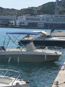 dos barcos están atracados en el agua en un puerto en Au soleil, en Canet-en-Roussillon