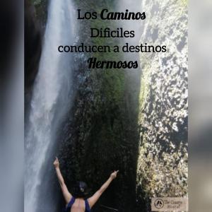 una persona parada frente a una cascada en The Canarys Hostal, en Santa Rosa de Cabal