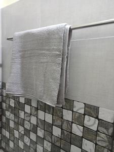 una toalla colgada en un toallero en el baño en MS Resorts, en Yelagiri