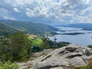 a view of a lake from the top of a mountain at Nissedal- en liten perle ved Nisser in Nordbygdi