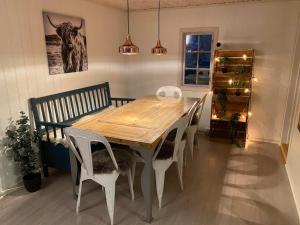 a dining room with a wooden table and chairs at Nissedal- en liten perle ved Nisser 