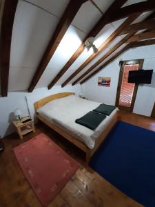 1 dormitorio con cama y alfombra azul en Vila Berbat, en Ovčar Banja